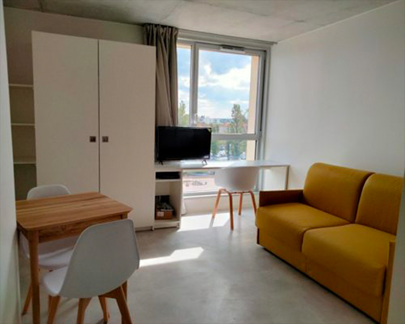 Studio étudiant lumineux avec canapé et bureau à Montpellier.