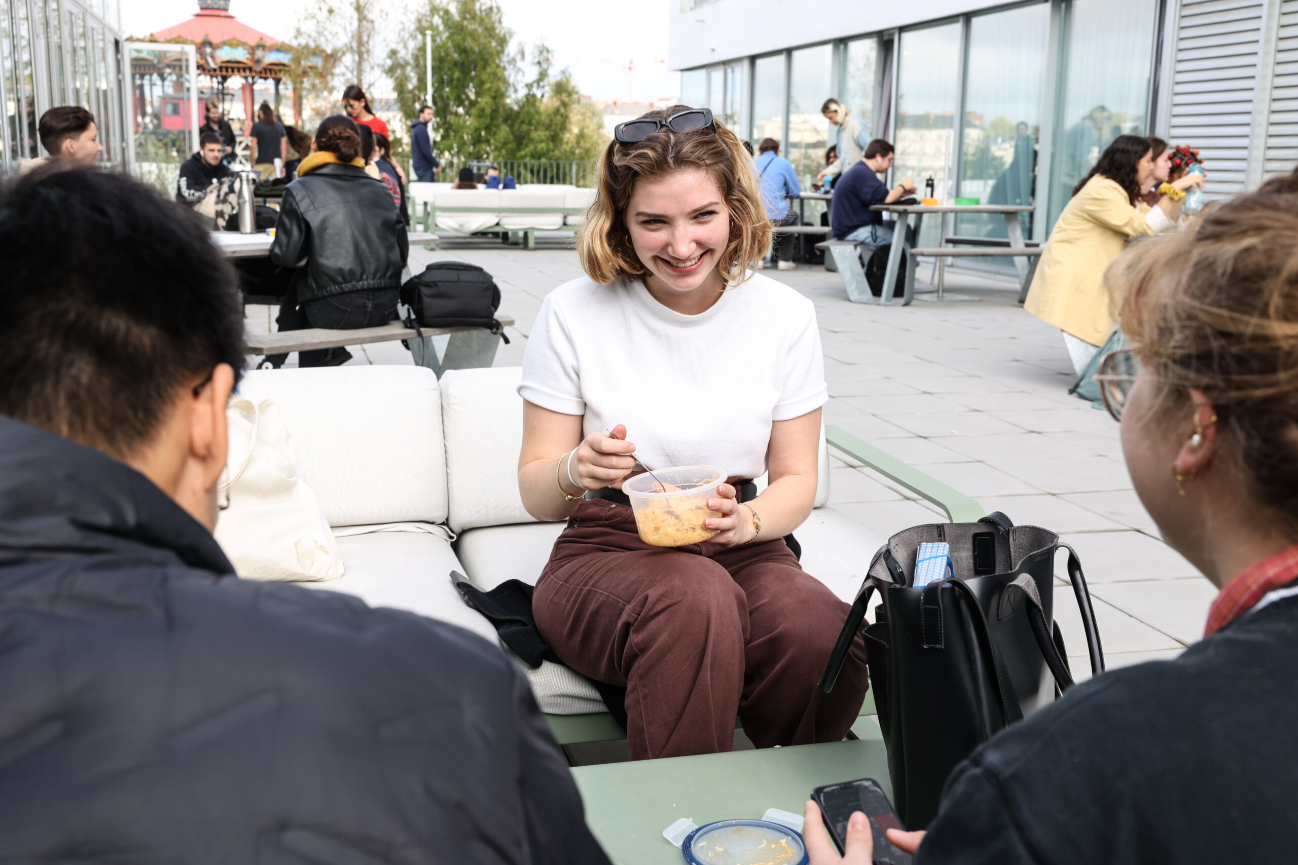 Étudiants de l’ESMA profitant d’une pause conviviale en extérieur sur le campus