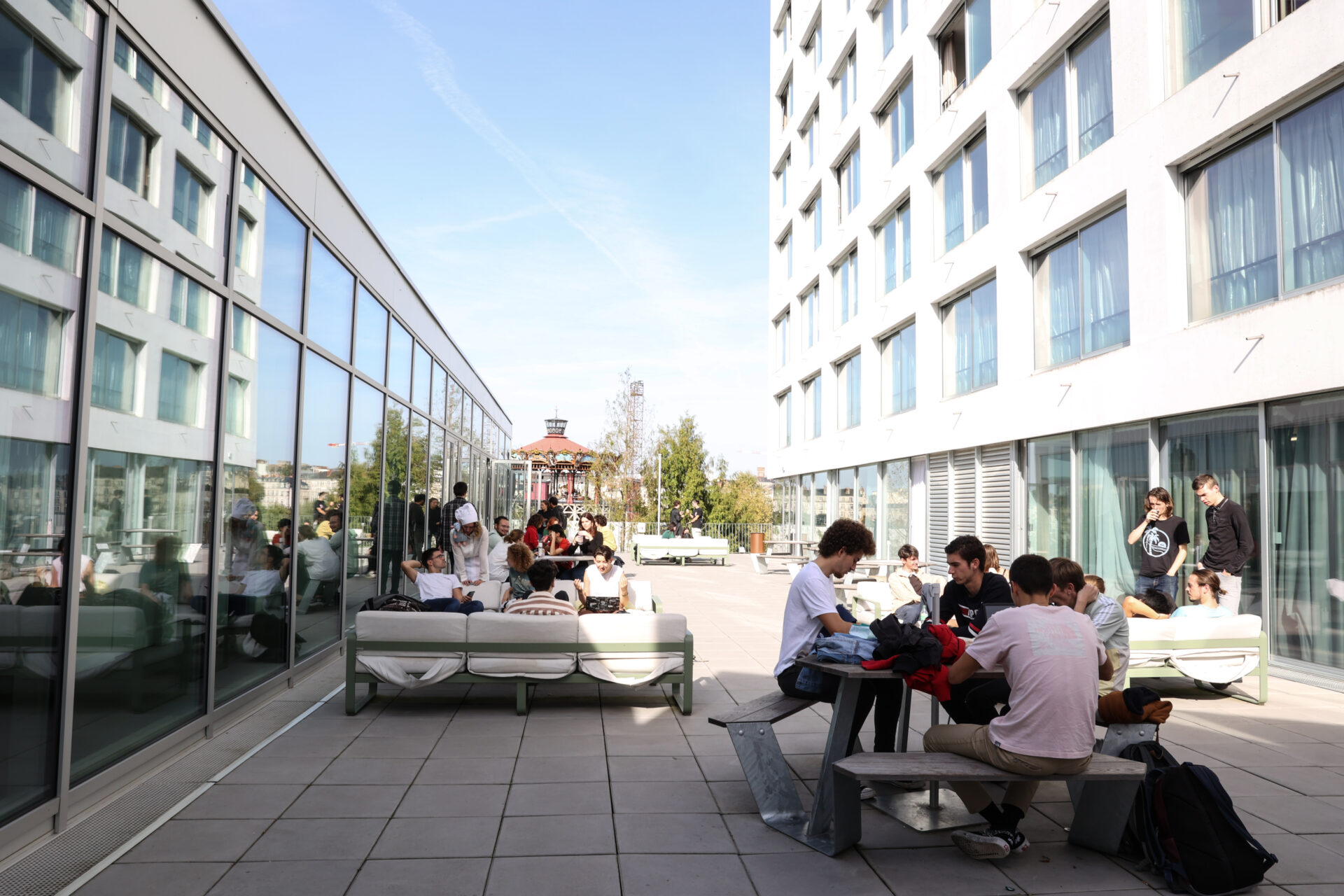 Étudiants de l’ESMA Nantes réunis dans les espaces extérieurs du campus