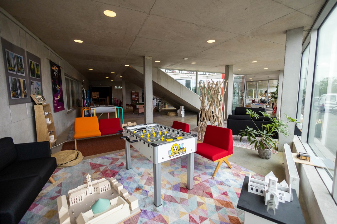 Espace détente du campus ESMA 3D Rennes avec baby-foot et mobilier coloré