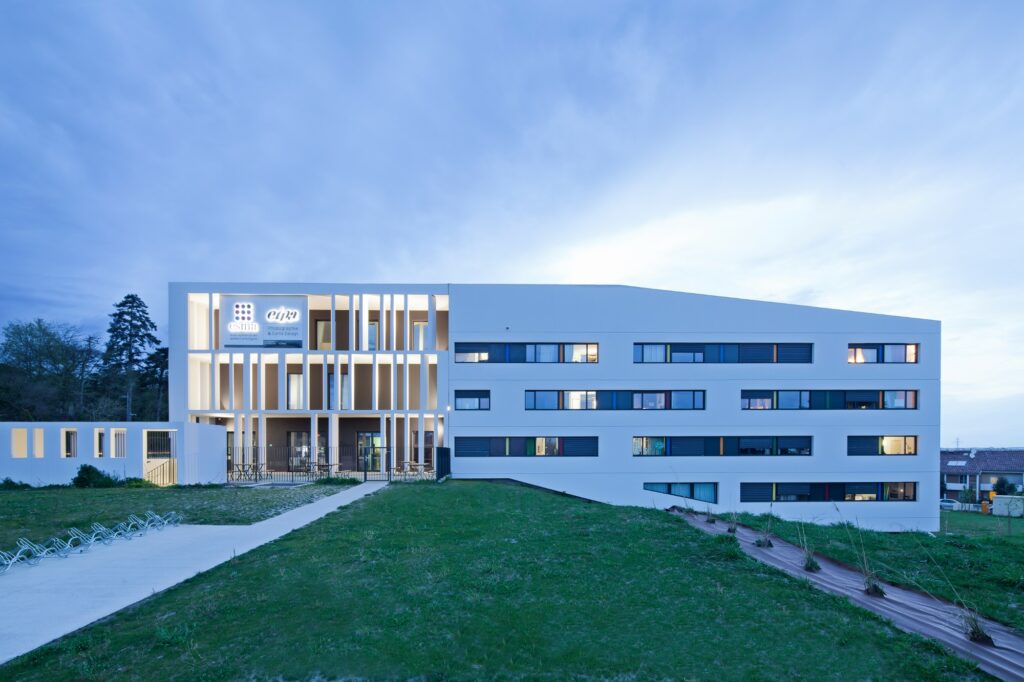 Vue extérieure du campus ESMA 3D Toulouse au crépuscule
