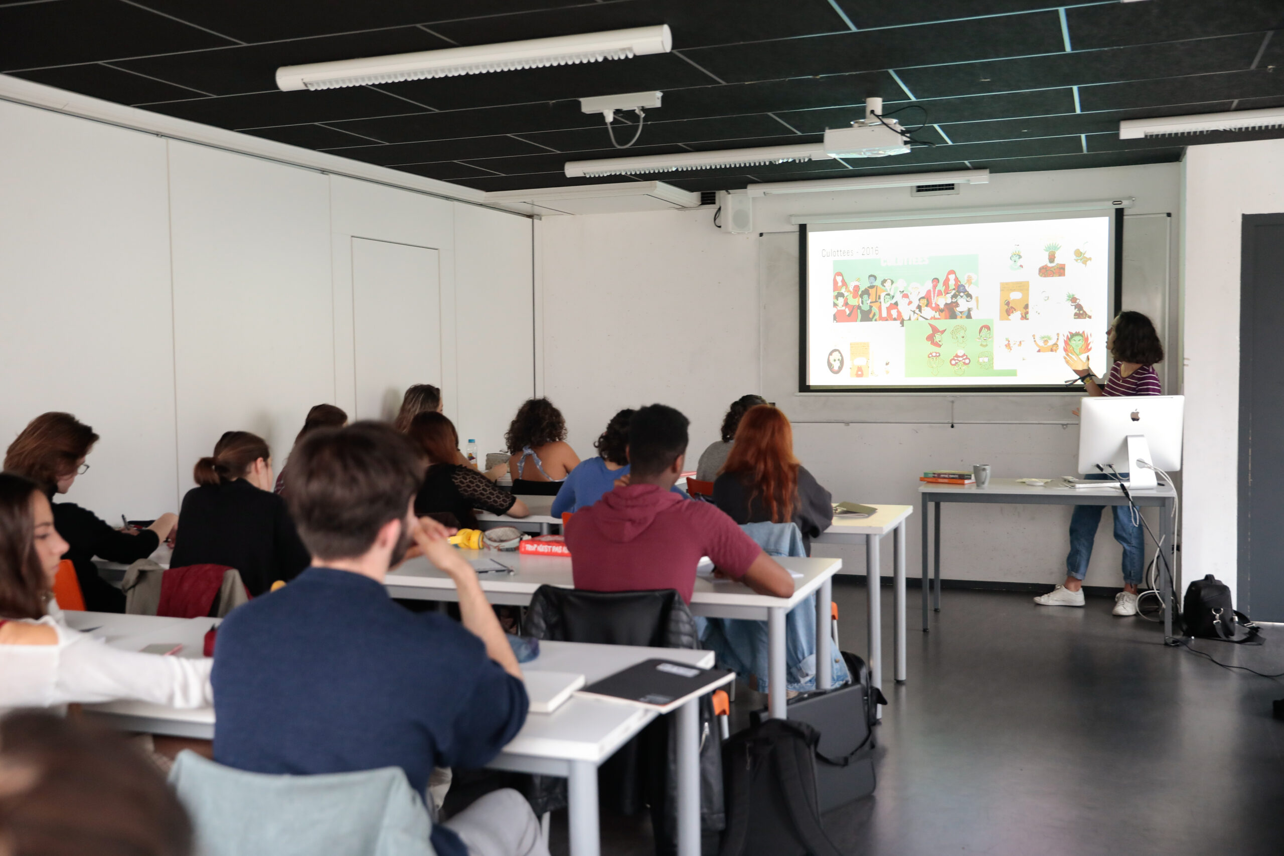 Étudiants de l’ESMA suivant un cours collectif avec projection en classe
