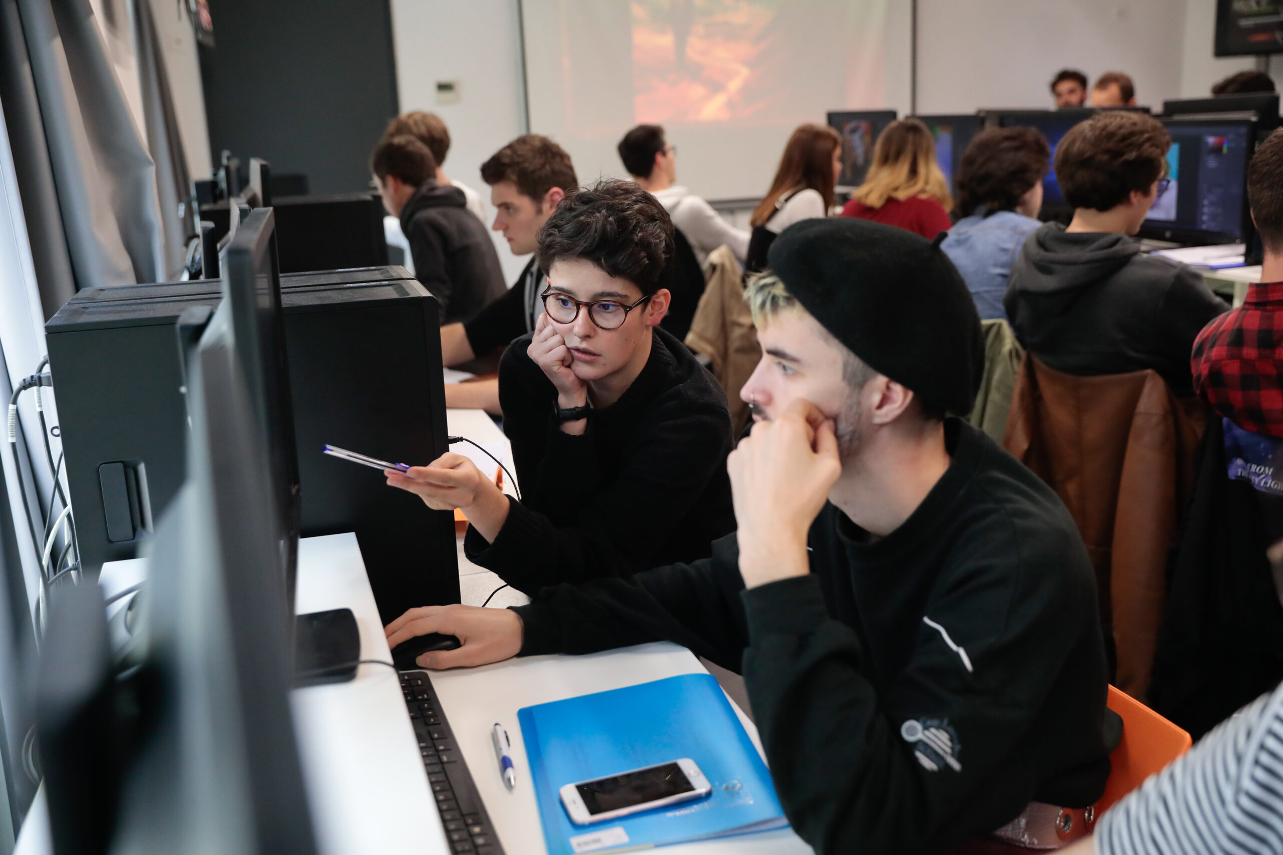 Étudiants de l’ESMA travaillant ensemble sur ordinateur en salle informatique