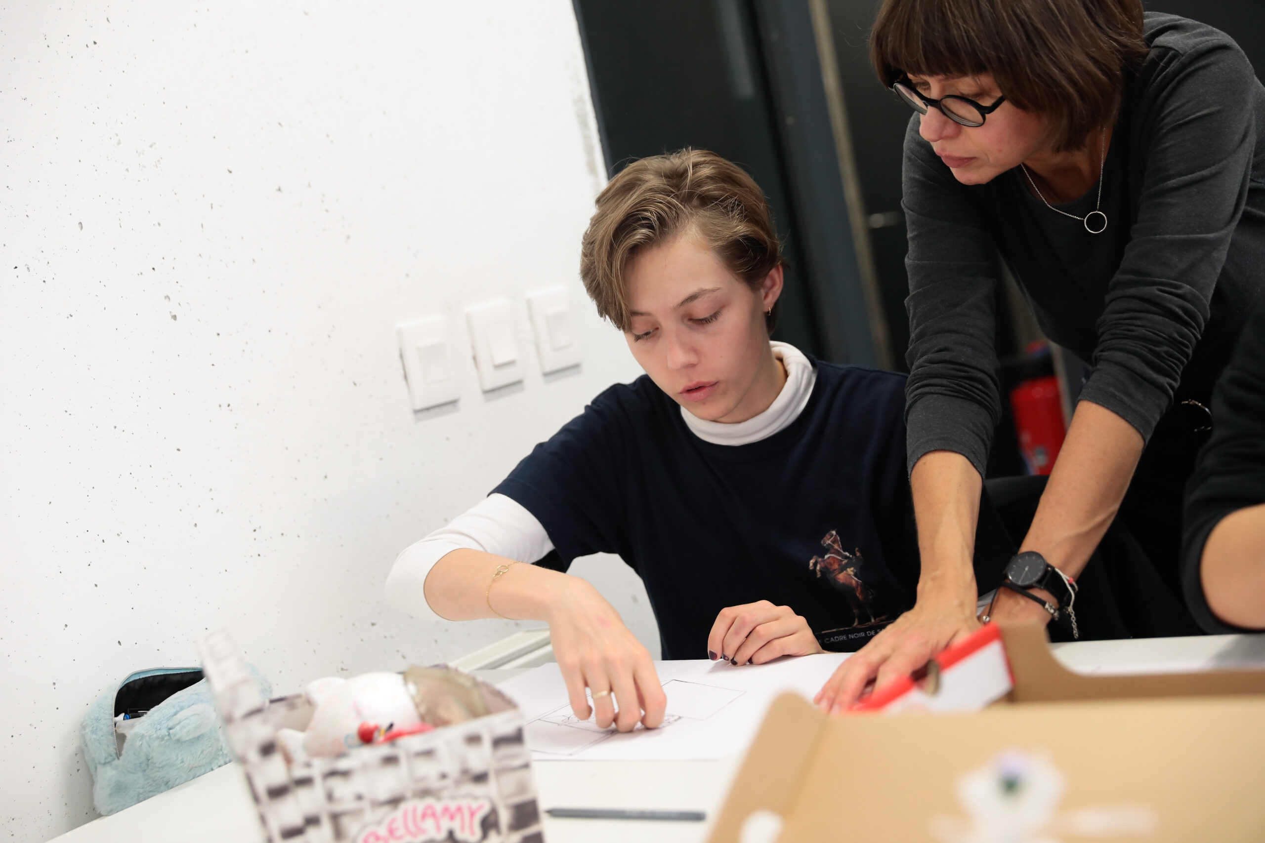 Enseignante accompagnant un étudiant lors d’un travail en classe à l’ESMA