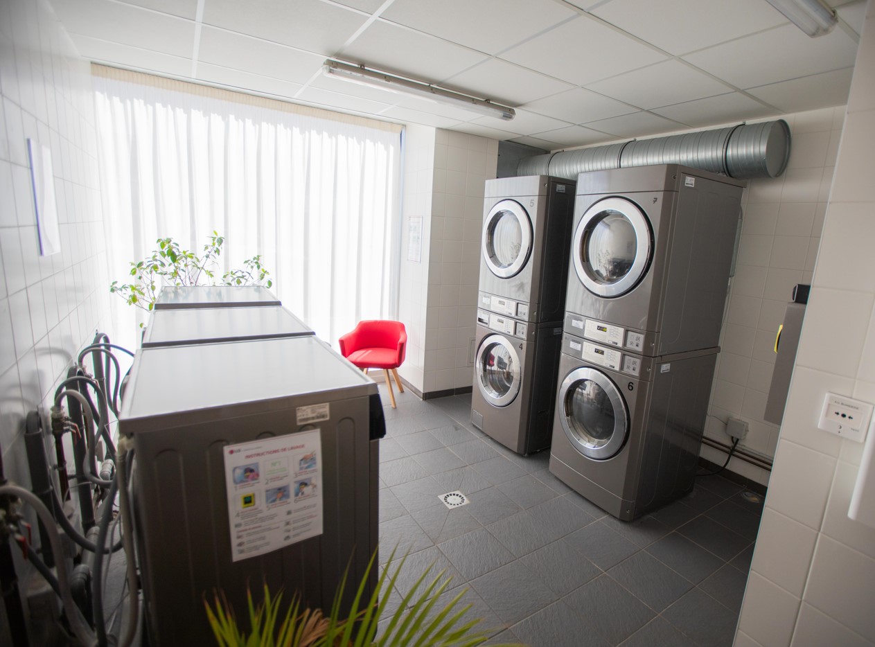 Buanderie de la résidence étudiante Artemisia Rennes avec machines à laver