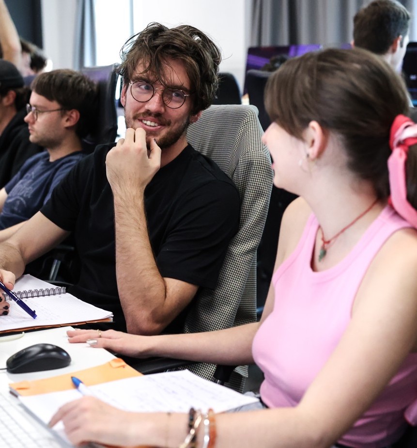 Étudiants en discussion pendant un cours au campus de l’ESMA Nantes