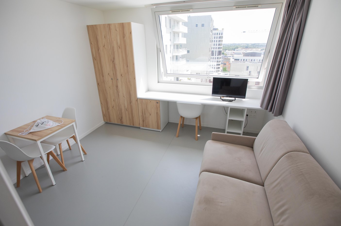 Studio étudiant lumineux avec bureau et coin repas – Résidence Artemisia Rennes