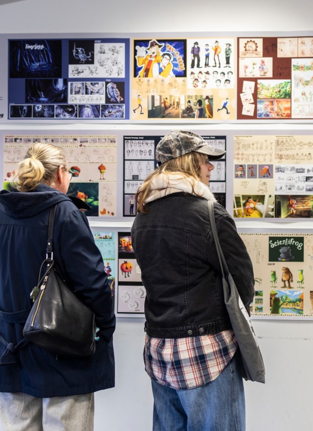 Visiteurs découvrant des planches de character design et de storyboard réalisées par les étudiants de l’ESMA