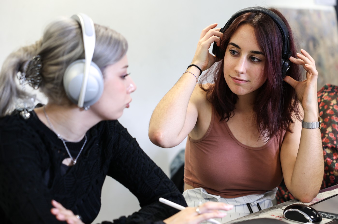 Deux étudiantes de l’ESMA 3D Toulouse en discussion pendant un exercice de création numérique