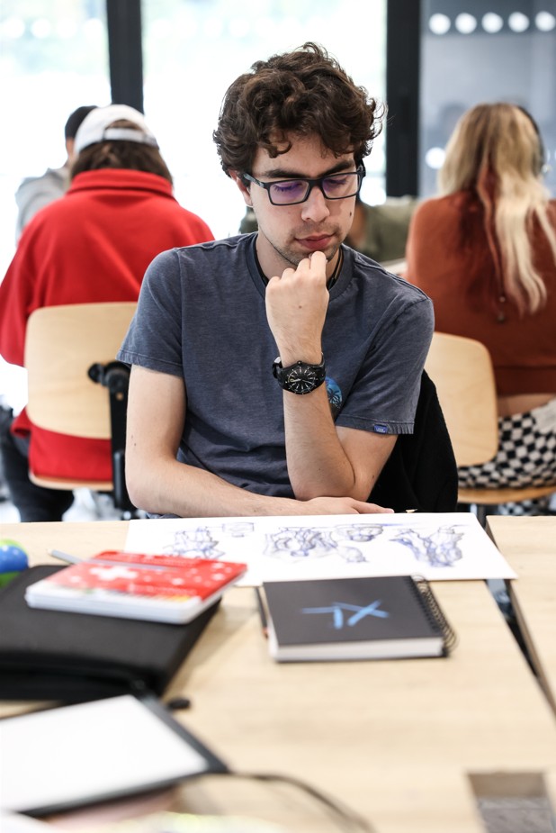 Étudiant concentré sur un dessin en cours à l’ESMA.