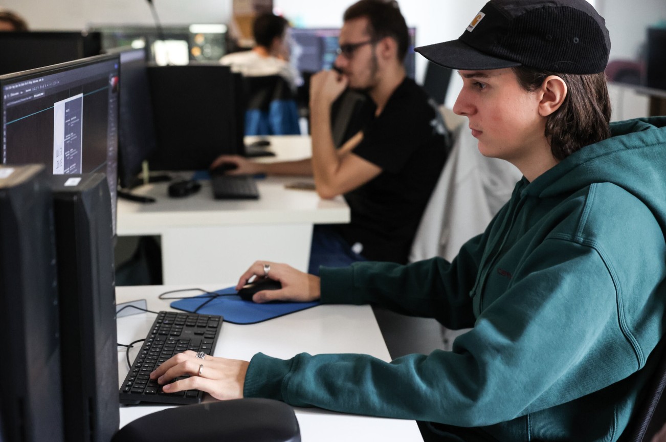 Étudiant de l’ESMA 3D travaillant sur ordinateur en salle informatique