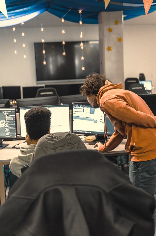 Deux étudiants en conception de jeu vidéo travaillant sur ordinateur.