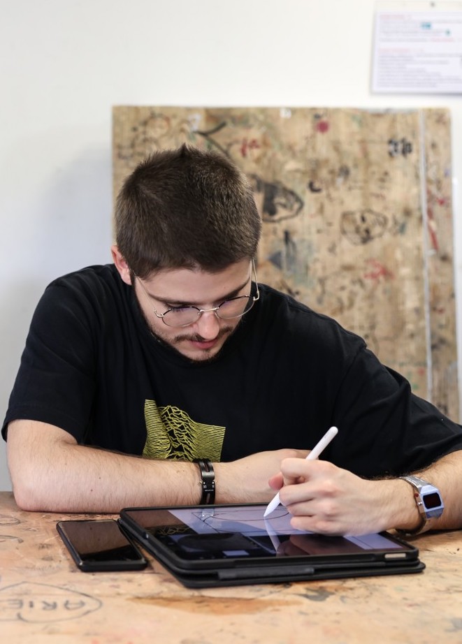 Étudiant de l’ESMA 3D Toulouse travaillant sur une tablette graphique numérique
