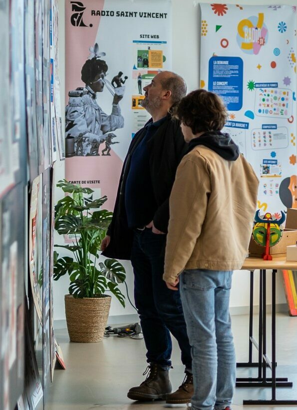 Visiteurs découvrant des projets étudiants exposés lors des Journées Portes Ouvertes de l’ESMA Rennes