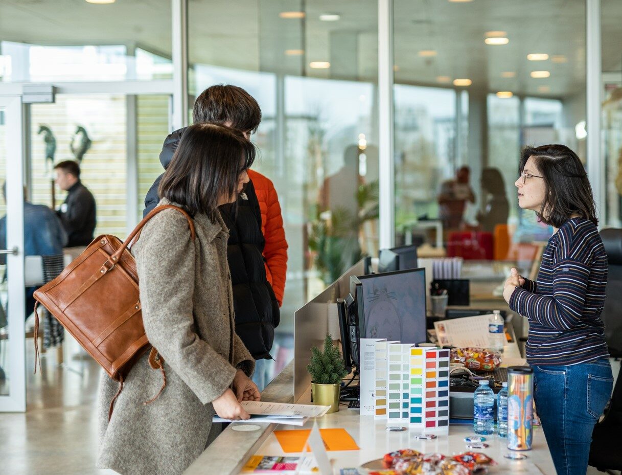 Accueil du campus ESMA Rennes lors des Journées Portes Ouvertes avec échanges entre visiteurs et personnel