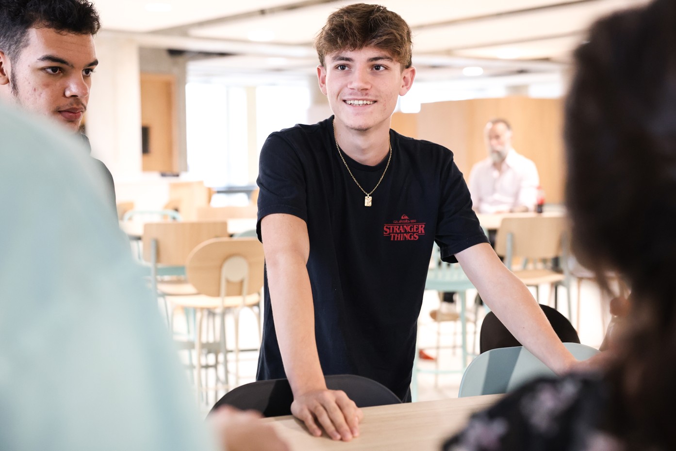 Étudiant de l’ESMA souriant et échangeant avec ses camarades dans un espace convivial.