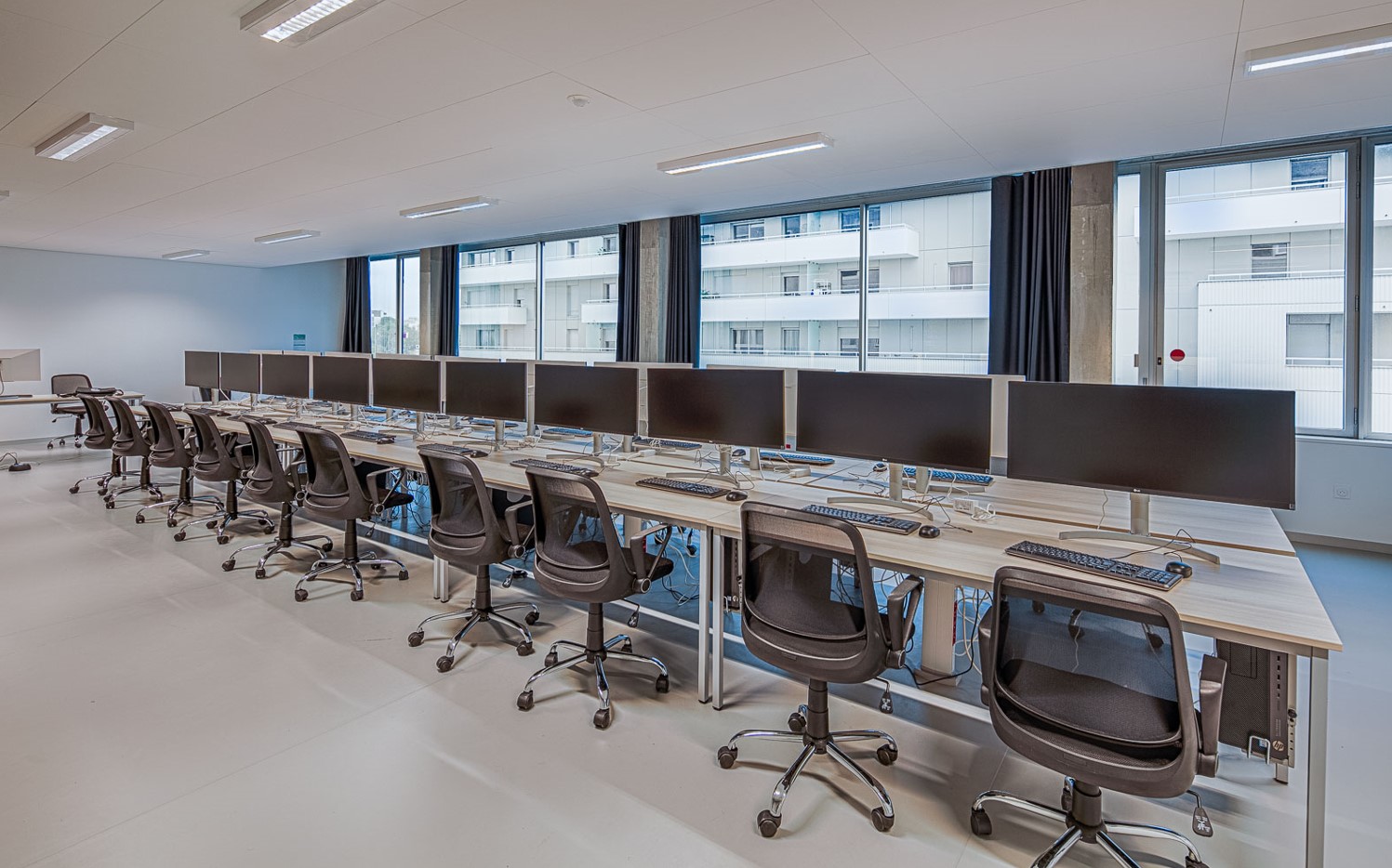 Salle informatique du campus ESMA 3D Rennes équipée de postes de travail modernes