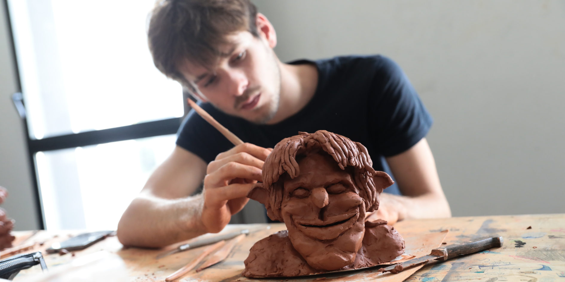 Etudiant en atelier sculpture ESMA Toulouse