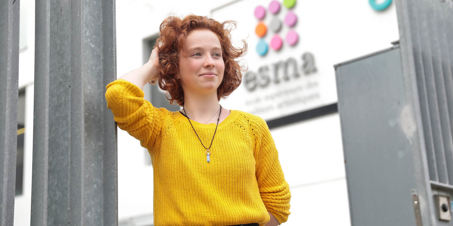 étudiante posant devant l'esma nantes