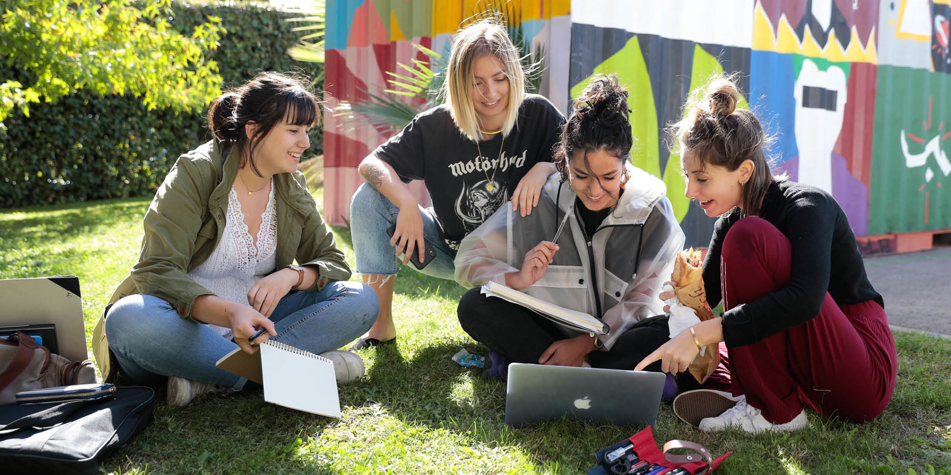 étudiantes dans l'herbe esma montpellier