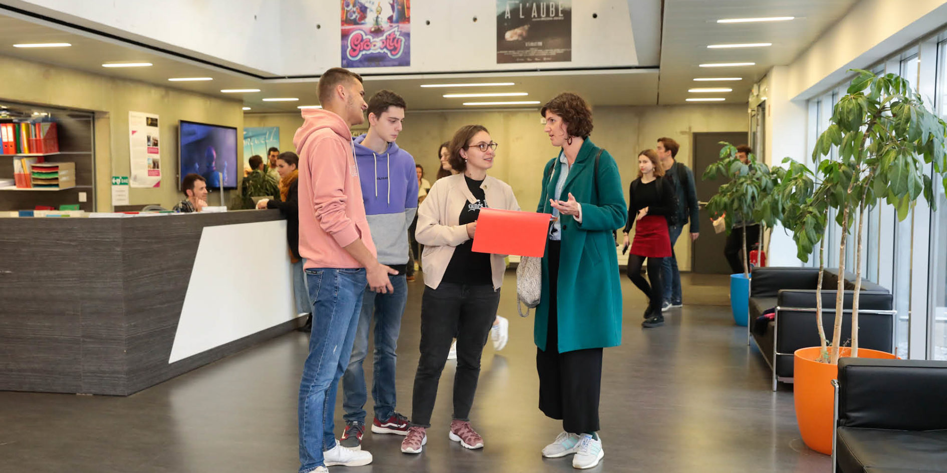 étudiants dans le hall de l'esma nantes