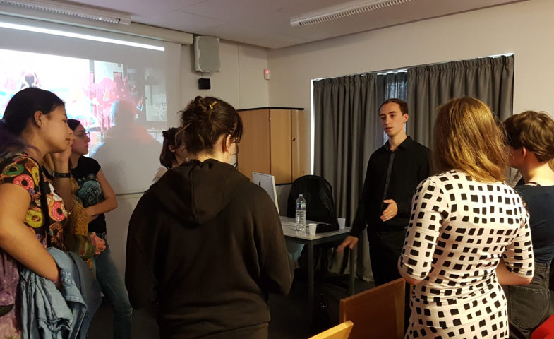 Romain Lavoine discutant avec les étudiants de l'ESMA Nantes