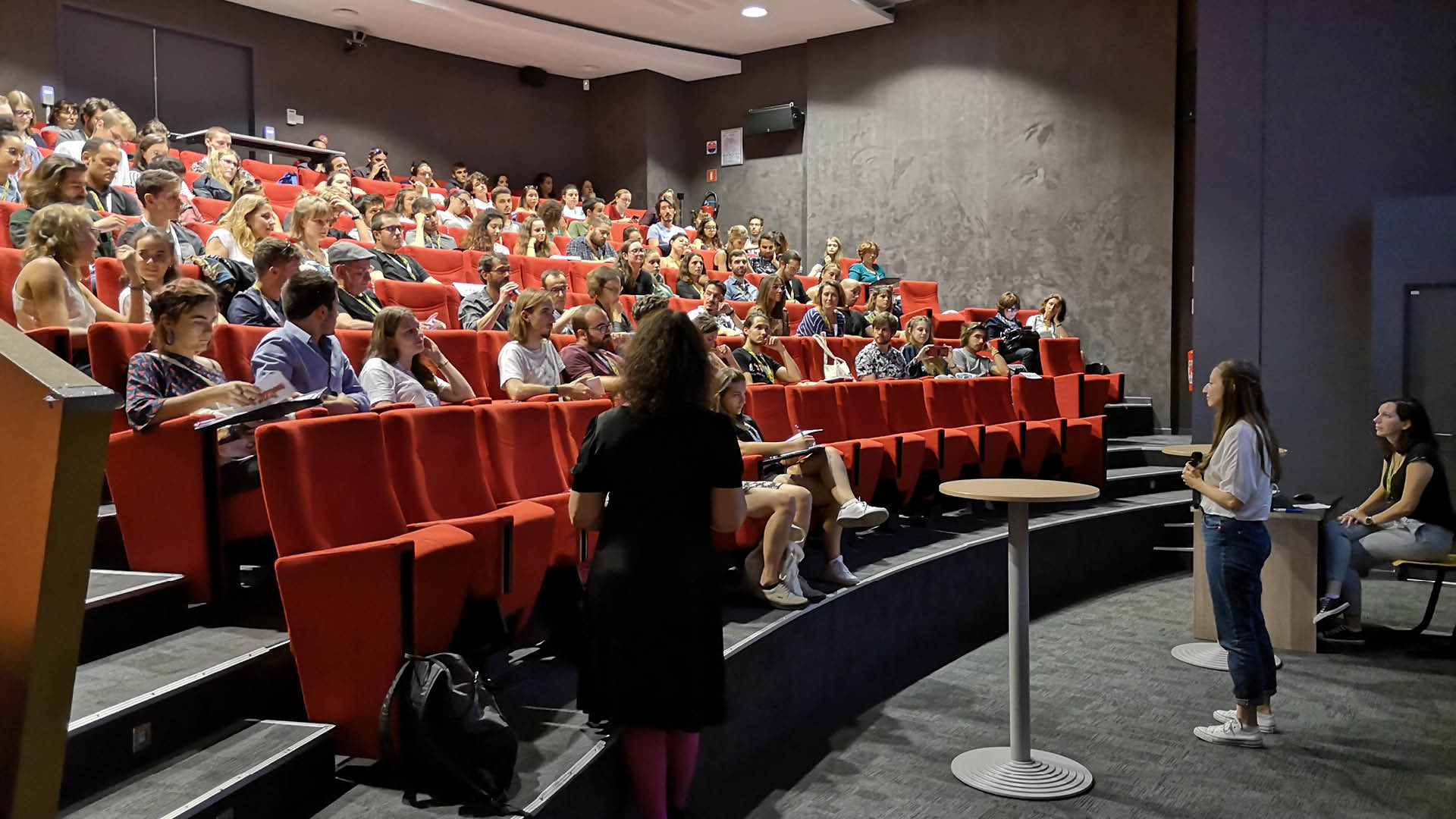 Clémence Ponchaut, étudiante de l'ESMA face au public au Cartoon Forum 2019