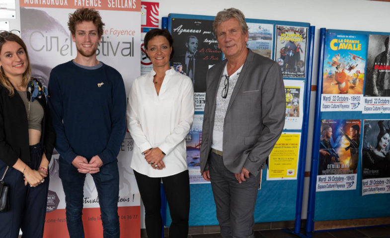 Elise Carret et Lucas Boutrot posant avec des membres du ciné festival en pays de fayence