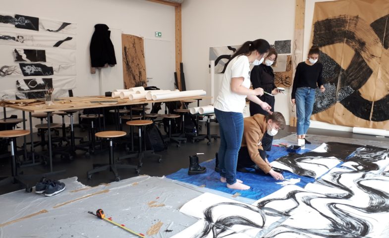 étudiants de l'esma travaillant sur un travail de fresque commune