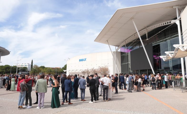 Familles attendant pour le jury 3D esma devant le gaumont multiplexe montpellier