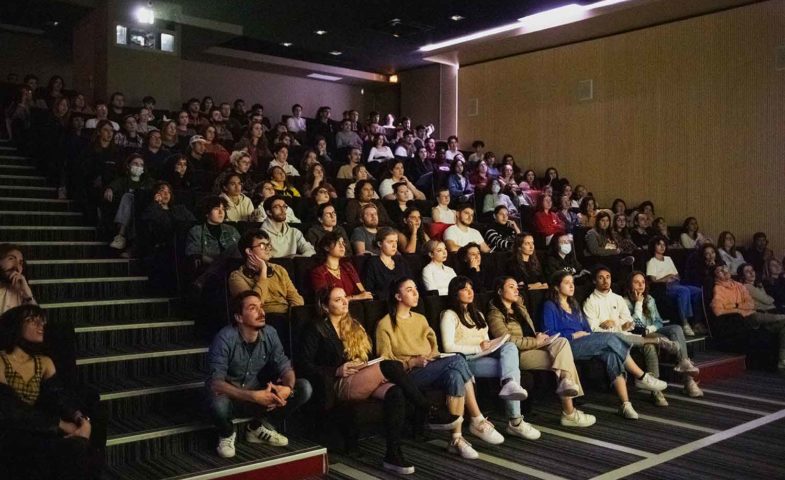 étudiants de l'esma toulouse écoutant le conférence de kristof serrand